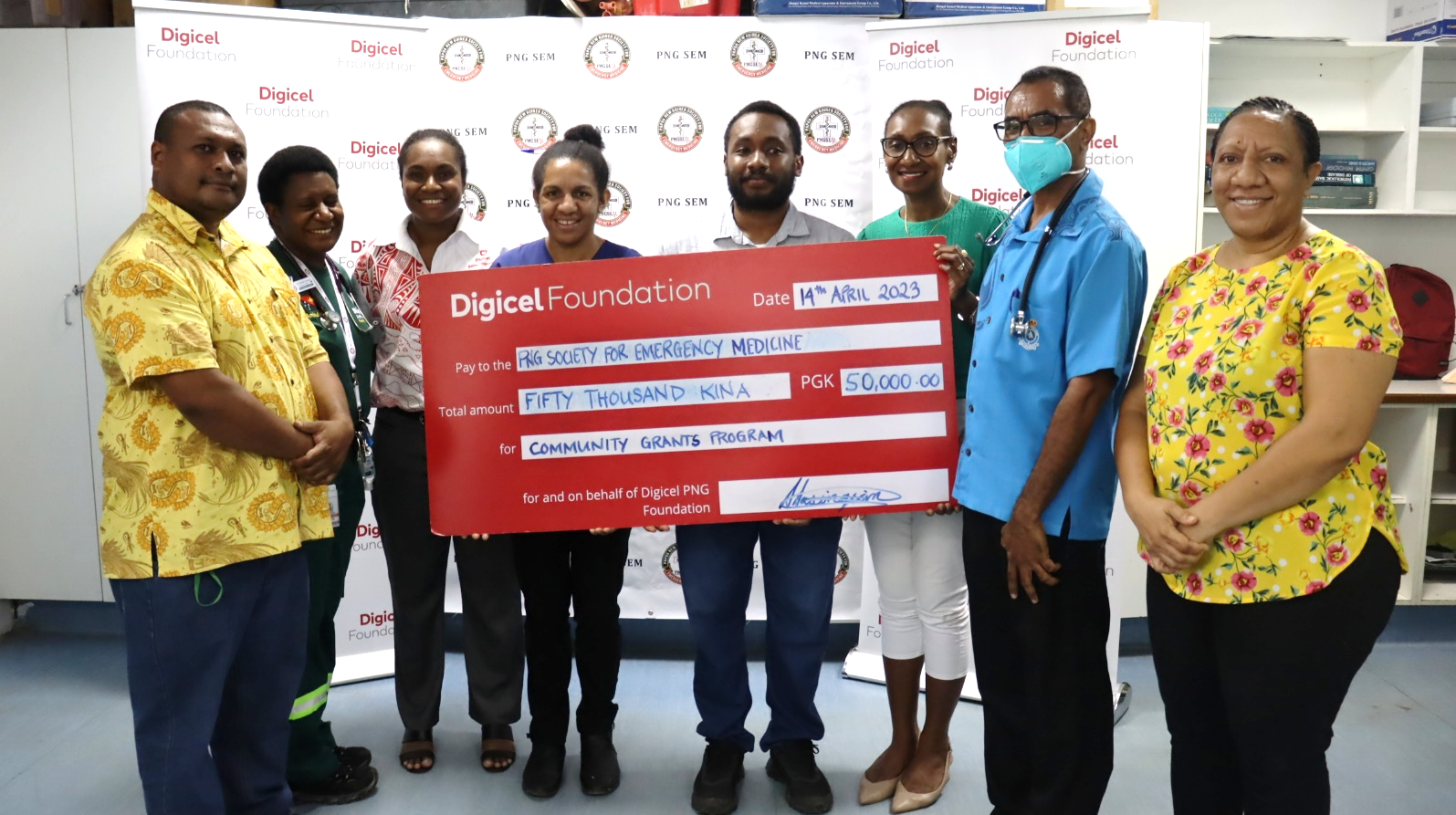 PNG Society for Emergency Medicine is one of the twenty successful recipients of the 2022-2023 Community Grants Program. Members of the PNG Society for Emergency Medicine received a cheque worth K50,000 from Digicel Foundation team for its Point of Care Ultrasound in PNG.