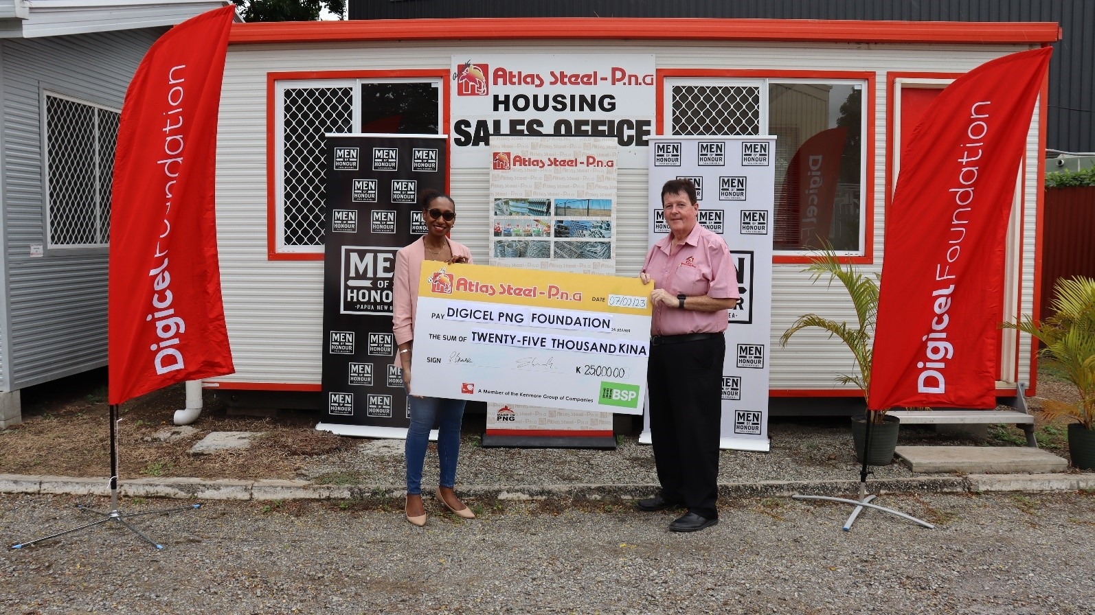(L-R): Digicel PNG Foundation CEO Serena Sasingian receiving a cheque of PGK 25,000 from Atlas Steel Branch Manager Mr. Peter Browne for the Men Of Honour Regional Category Awards on 7th February 2023.