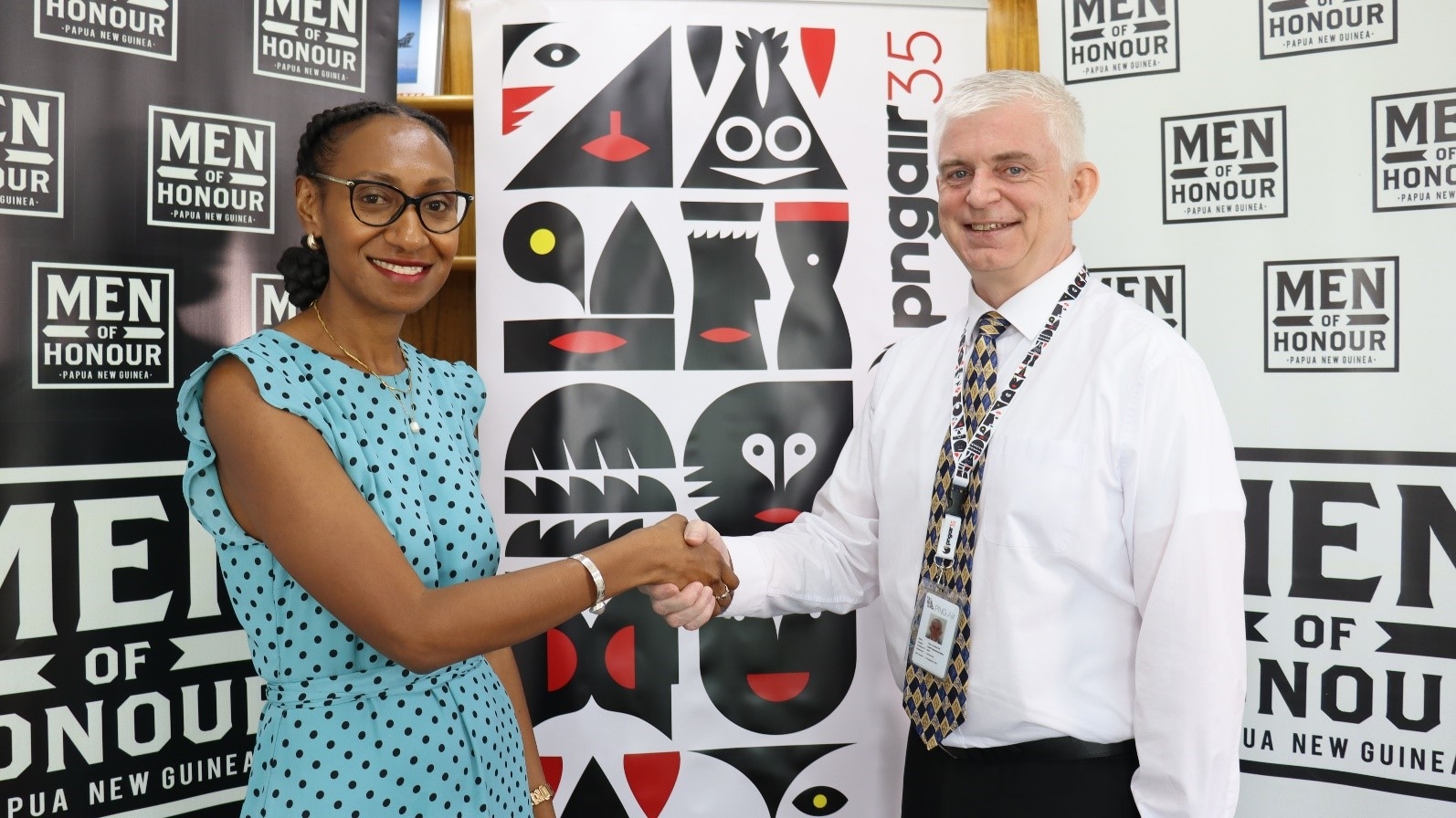 Digicel PNG Foundation CEO Serena Sasingian thanks PNG Air Chief Commercial Officer Simon C. Pitt for the continued support with the Men Of Honour Support.